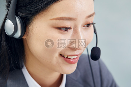 客服女性在商務咨詢服務中的關鍵角色與專業素養